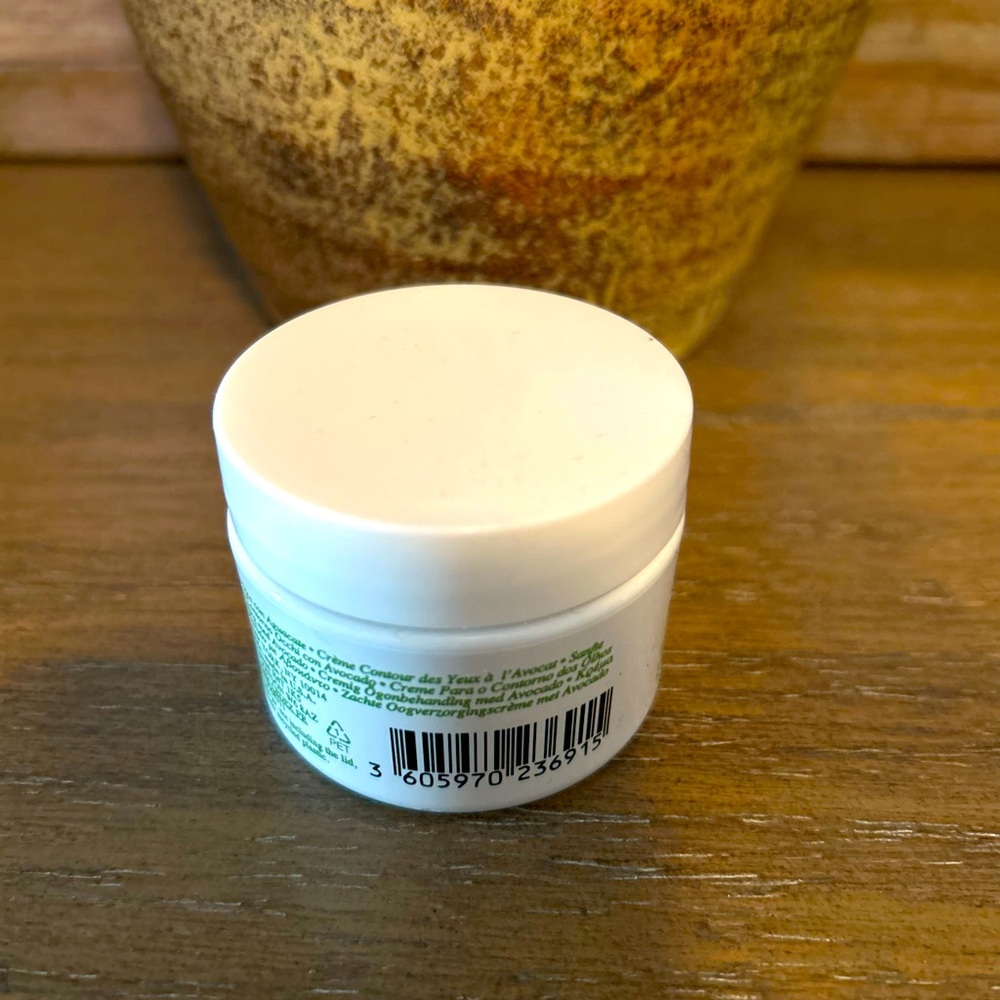 Creamy eye treatment with avocado